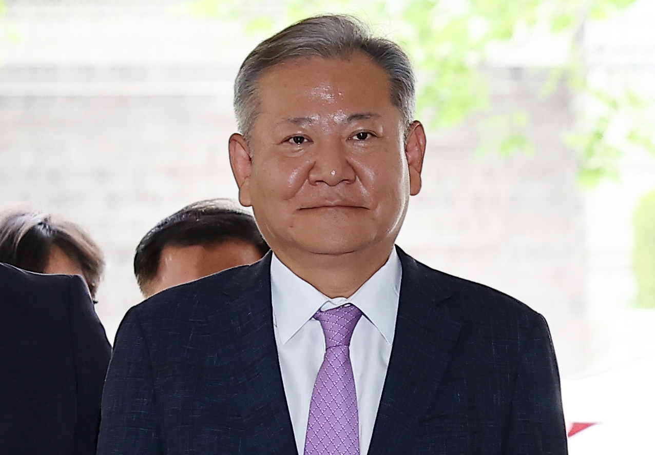 Former Interior Minister Lee Sang-min enters the Seoul Central District Court in southern Seoul in this July 31, to attend his arrest warrant hearing. (Yonhap)