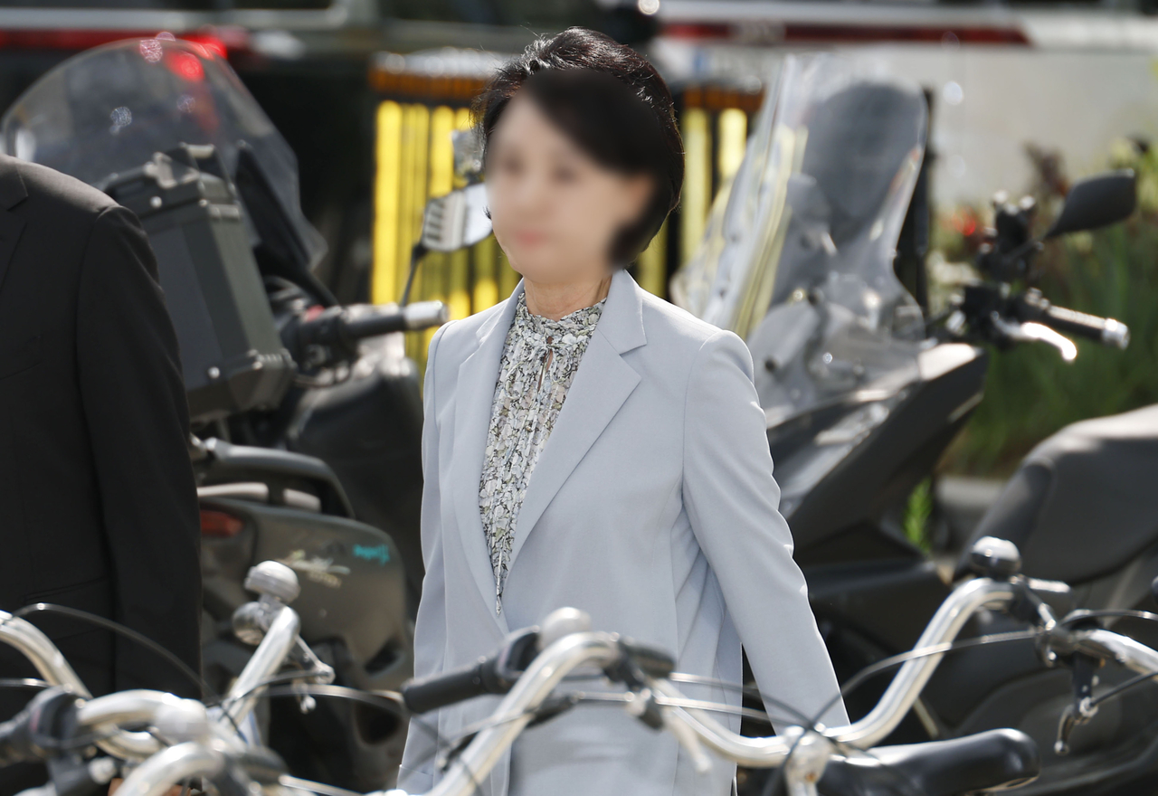 The chief of staff to Unification Church leader Han Hak-ja, surnamed Jeong, appears at special counsel Min Joong-ki's office in central Seoul on Friday, to undergo questioning over bribery allegations involving former first lady Kim Keon Hee. (Yonhap)