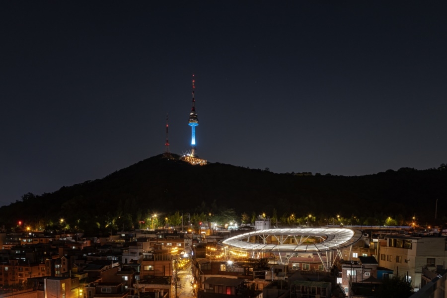 용산 신흥시장에 설치된 가설프리미엄 토토물 클라우드. 비닐풍선에 시장이 둘러쌓인 느낌을 준다. 사진은 야간의 풍경. [서울시 제공]