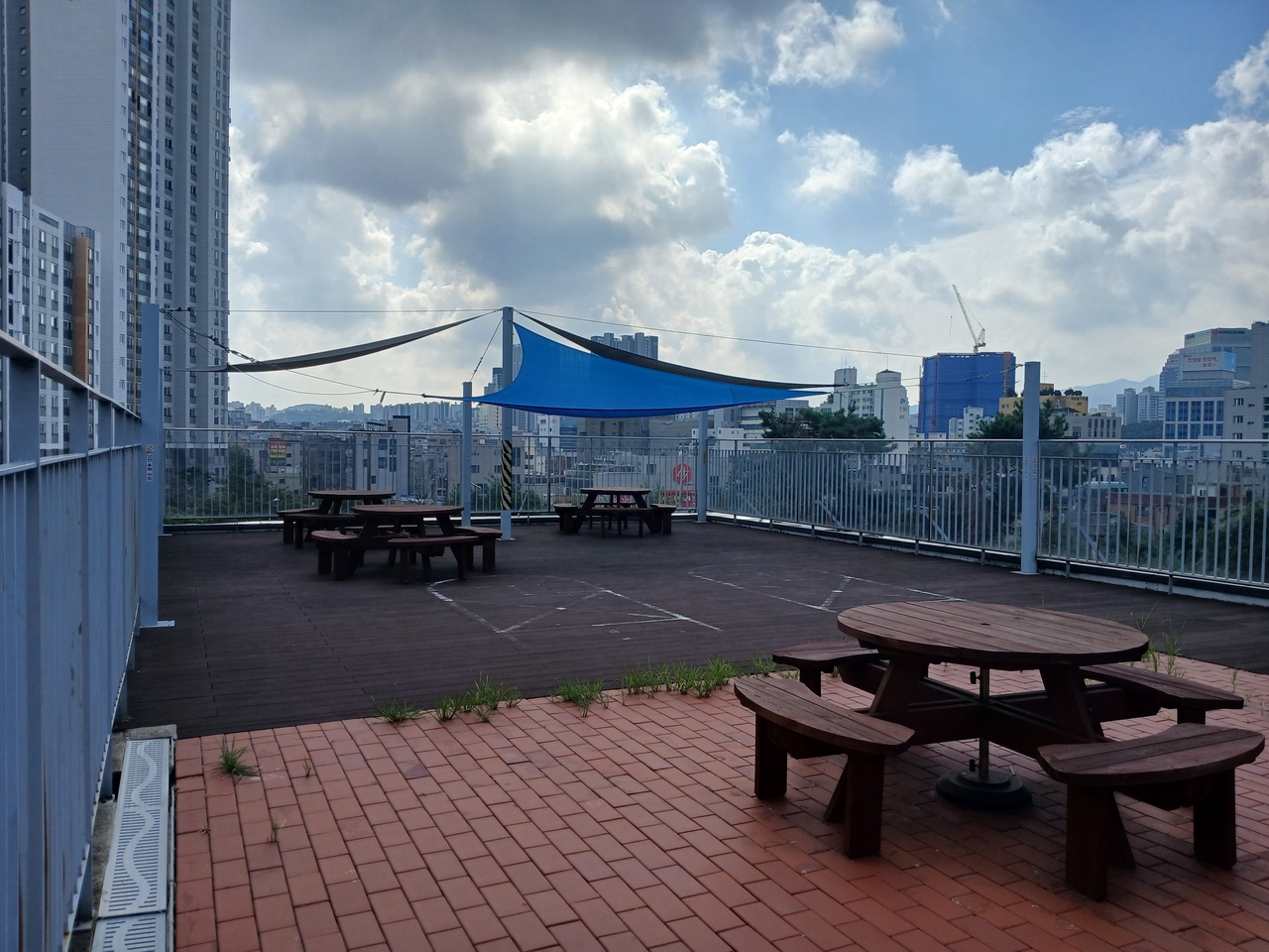옥상을 휴게공간으로 만든 신흥중학교. 최초 준공 때는 조경을 위한 공간이었지만 사용자의 참여에 따라 공간이 변화할 수 있음을 보여주는 사례라고 설계자인 설계자인 이현우 프리미엄 토토가는 설명했다. 김희량 기자
