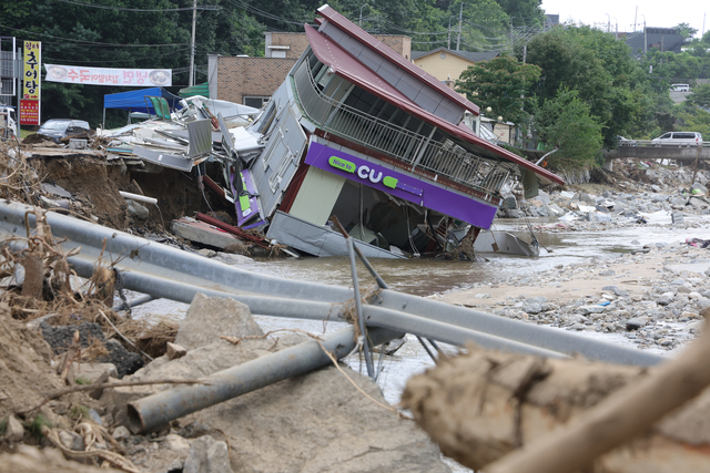 A convenience store building lies collapsed in a flood-hit area of Jojong-myeon, Gapyeong County, Gyeonggi Province, July 23. (Yonhap)