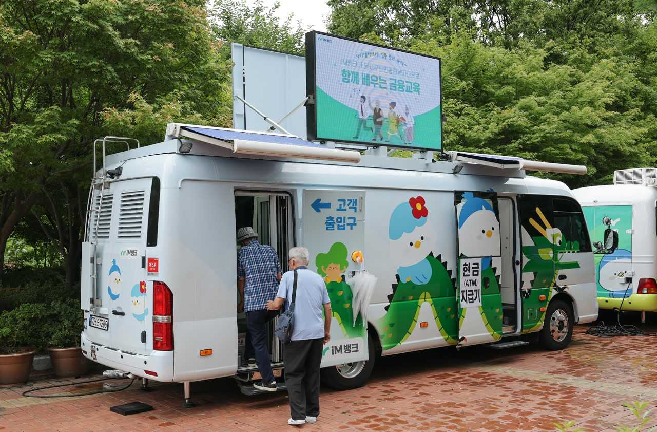 iM뱅크가 운영 중인 ‘찾아가는 이동점포’에 고령층 고객이 들어가고 있다. [iM뱅크]