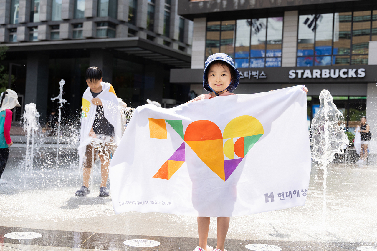 서울 광화문 광장 ‘여름 상상 놀이터’에 참여한 어린이가 광화문 광장에서 물놀이를 즐기고 있다. [현대해상 제공]