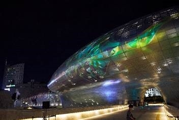 동대문역사문화공원의 하늘에 시간의 궤적이 그려진다