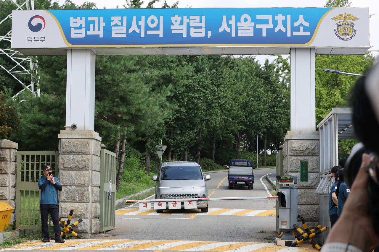김건희 여사 관련 의혹을 수사하는 민중기 특별검사팀이 7일 윤석열 전 대통령의 체포에 실패한 뒤 경기도 의왕시 서울구치소를 나서고 있다. [연합뉴스]