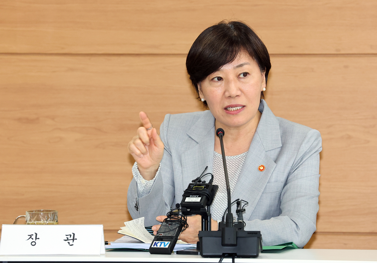 송미령 농림축산식품부 장관이 7일 정부세종청사 농식품부 대회의실에서 열린 출입기자단 정례 간담회에서 기자들의 질문에 답하고 있다.  [연합]