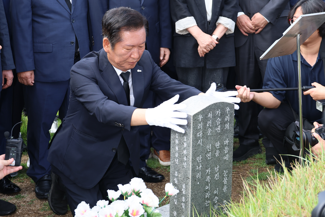 정청래 더불어민주당 정청래 대표가 8일 토토사이트 무소유광역시 북구 국립 5·18민주묘지를 찾아 문재학 열사의 묘를 참배하고 있다. [연합]