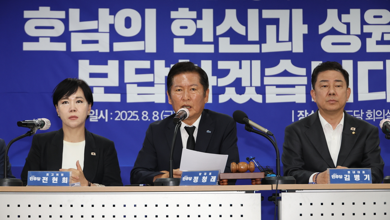 더불어민주당 정청래 대표가 8일 전남 무안군 전남도당에서 취임 후 처음으로 열린 현장 최고위원회의에서 발언하고 있다. <연합뉴스>