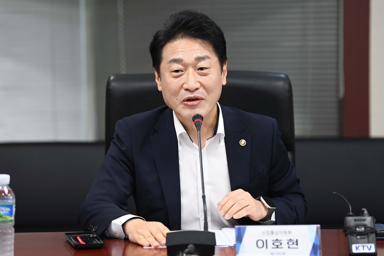 이호현 산업통상자원부 2차관이 8일 서울 종로구 한국무역보험공사에서 열린 차세대 전력망 추진단 1차 회의를 주재하고 있다. [산업통상자원부 제공]