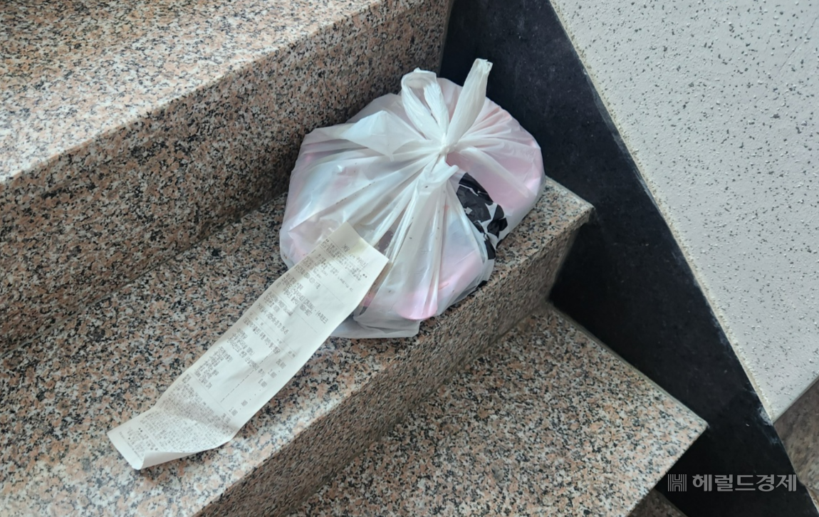 A씨 등 피해자들에게 접근해 가짜 선물 거래 유도 후 잠적한 피싱 범죄 조직 사무실 앞에 2개월 전 주문한 배담음식이 방치돼 있다. 이영기 기자.
