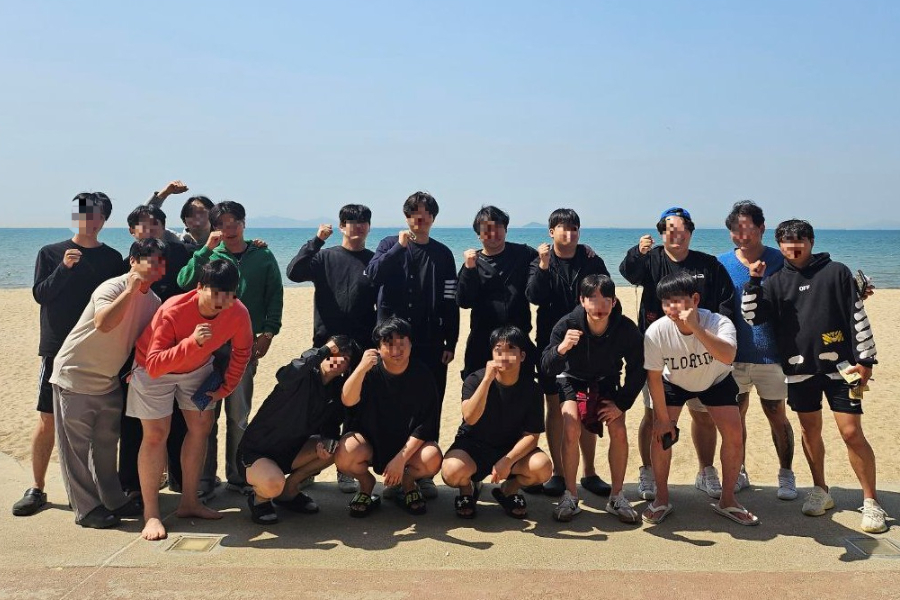 서울경찰청 광역수사단 피싱범죄수사계가 검거한 신종 피싱 범죄 조직 일당. 이온라인 토토사이트 신고 가짜 주식 거래 사이트를 개설하고 고수익을 올릴 수 있다고 비상장 주식 저가 매입을 유도한 후 잠적했다. [서울경찰청 제공]