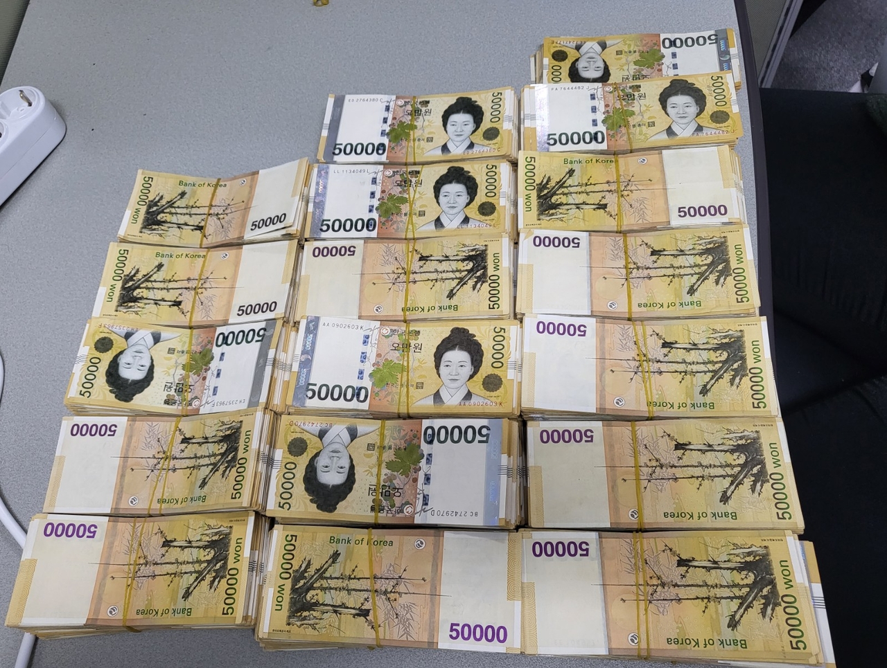 서울경찰청 광역수사단 피싱범죄수사계가 검거한 신종 피싱 범죄 조직으로부터 압수한 현금 다발. [서울경찰청 제공]