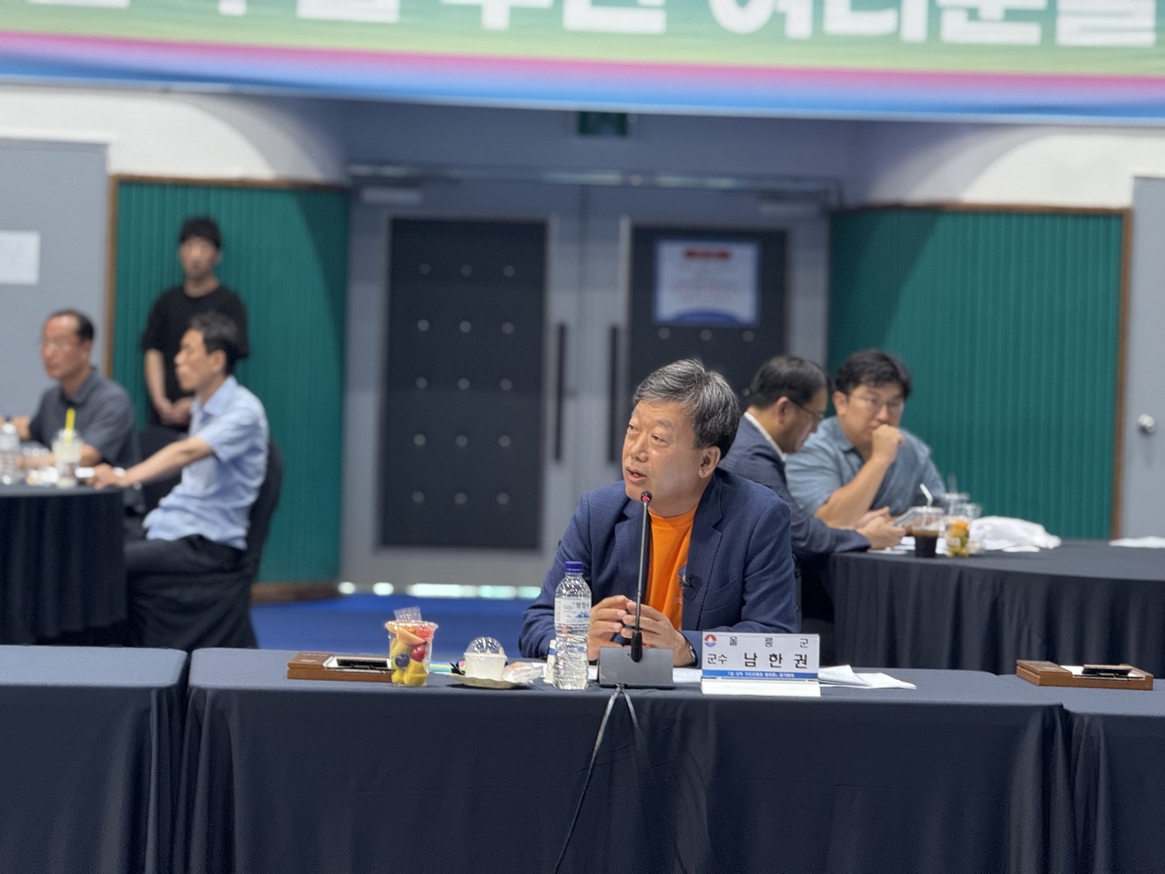 8일 오후 4시부터 5시까지 완도군 농어민 문화체육센터에서 열린 섬지역 기초단체장 협의회가 열린 임시회에 남한권 울릉군수가 참석해 연안여객선운임 등 2건의 건의를 하고 있다 [울릉군 제공]