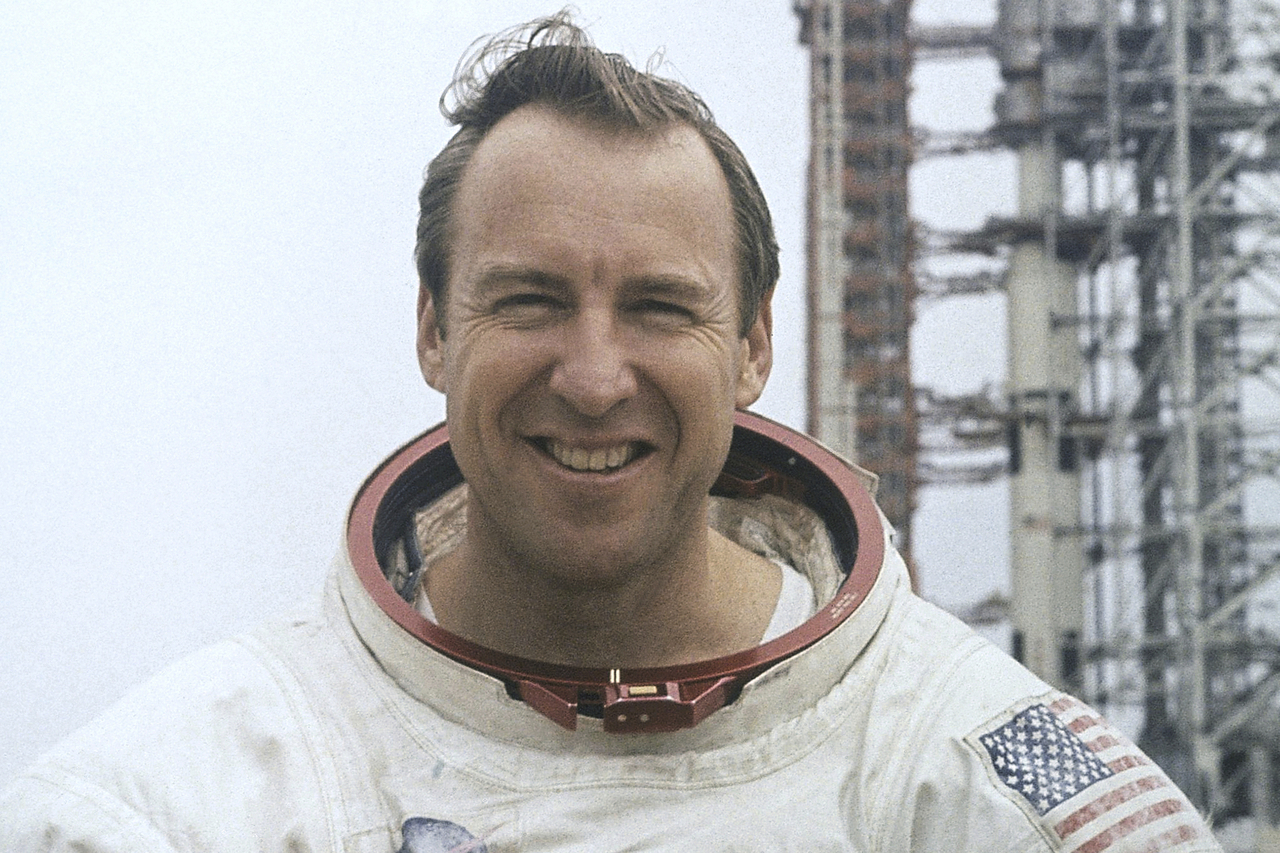 In this photo provided by NASA, astronaut James Lovell, Apollo 13 commander poses for a portrait in his space suit, Feb. 16, 1970. (AP- Yonhap)