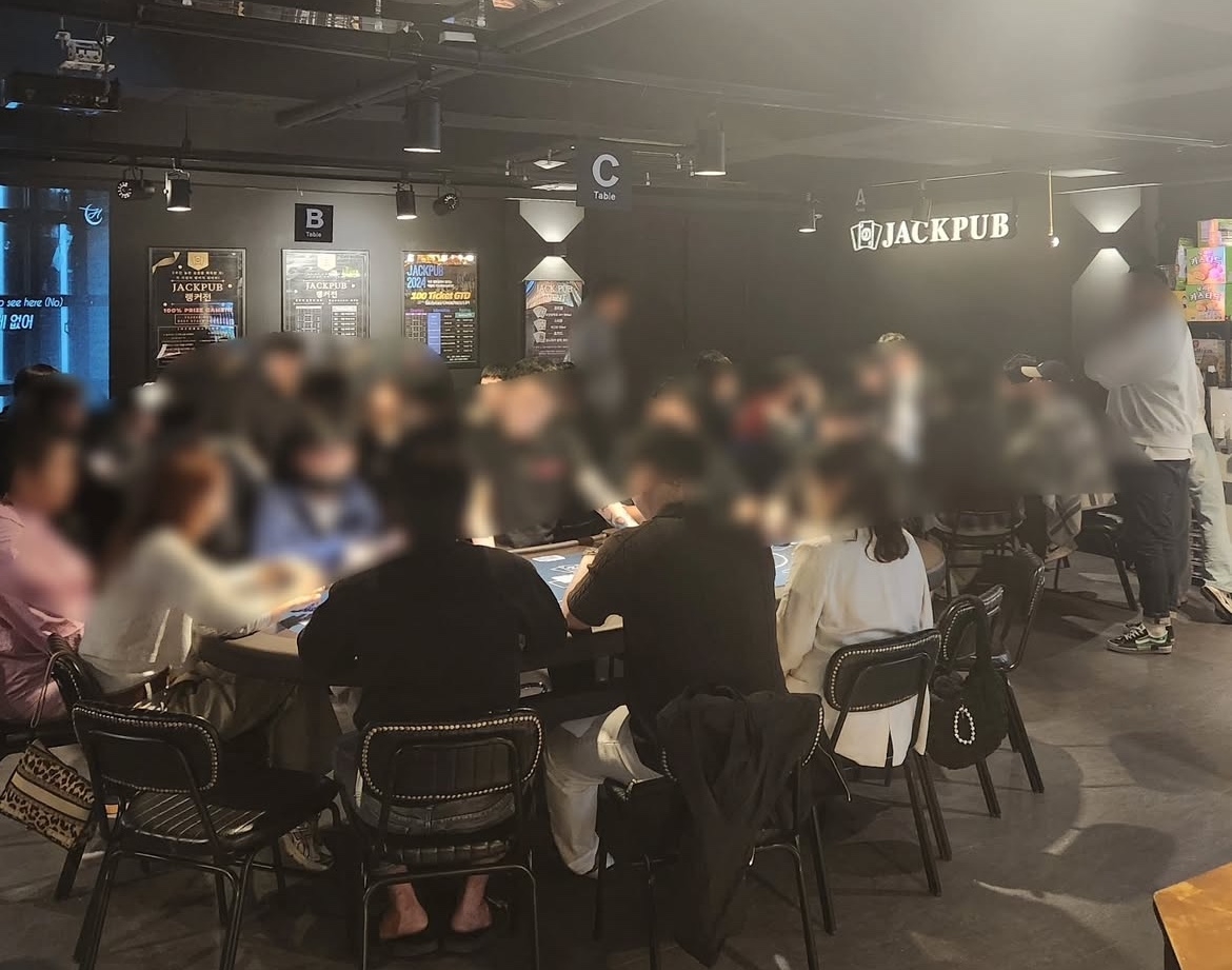 Visitors enjoy a game of hold’em at Jackpub in Wangsimni, Seoul, May 2024. (Jackpub Wangsimni’s Instagram account)