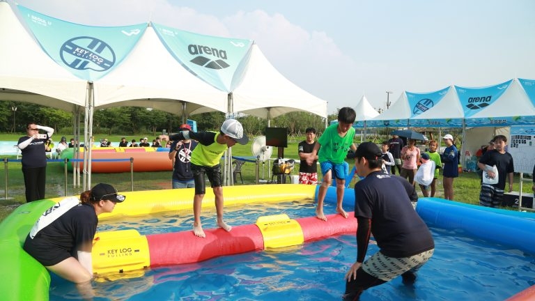 Participants compete in the “Rolling in the Hangang” program. (Hangang River Festival)