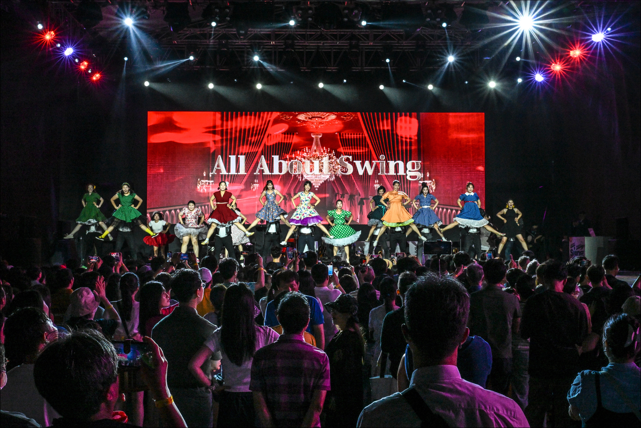 Visitors enjoy dance performances during the 2024 Sejong Summer Festival. (Sejong Center for the Performing Arts)