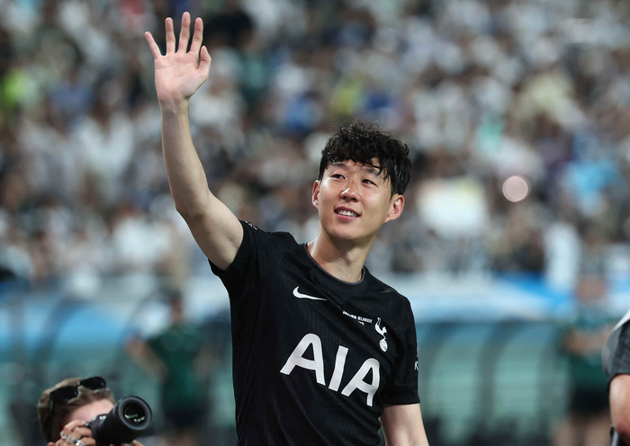 손흥민이 지난 8월 3일 서울월드컵경기장에서 열린 ‘2025 토토사이트 헐크 가입코드 시리즈’ 뉴캐슬 유나이티드와 경기를 마친 뒤 팬들에게 인사하고 있다. 이날 경기는 손흥민의 토트넘 핫스퍼 고별전으로 치러졌다. [연합뉴스]