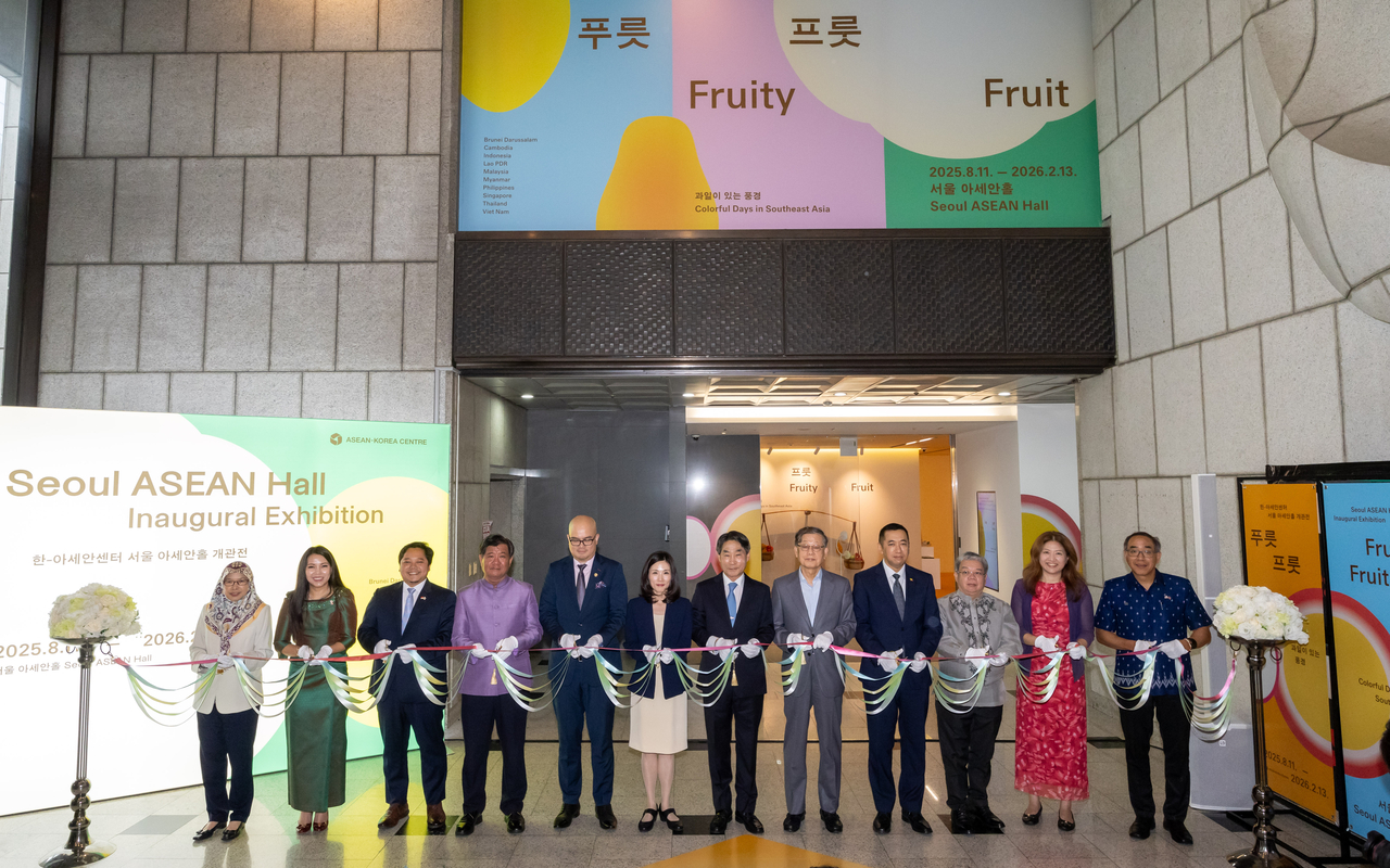 Ambassadors and other representatives from the ASEAN member states pose for a group photo during the opening ceremony of the Seoul ASEAN Hall at the Korea Press Center on Friday. ASEAN-Korea Center Secretary-General Kim Jae-shin (seventh from left) and Kim Jin-a, vice minister of Foreign Affairs of Korea (sixth from left), stand with the group. (ASEAN-Korea Center)
