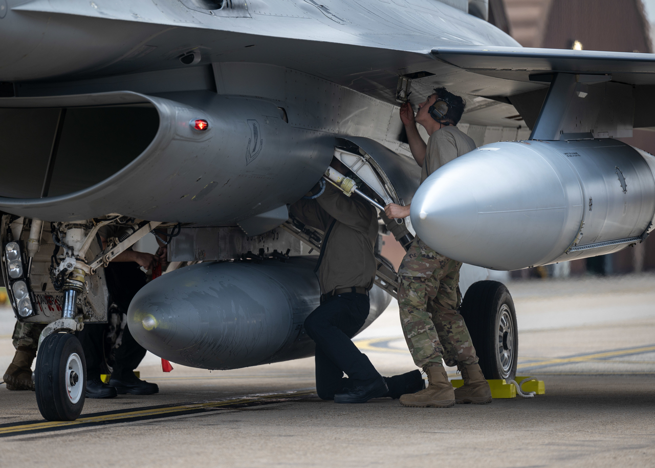 US airmen inspect an F-16 of the 13th Fighter Squadron at Osan Air Base in Pyeongtaek, Gyeonggi Province, on June 26. (7th Air Force)