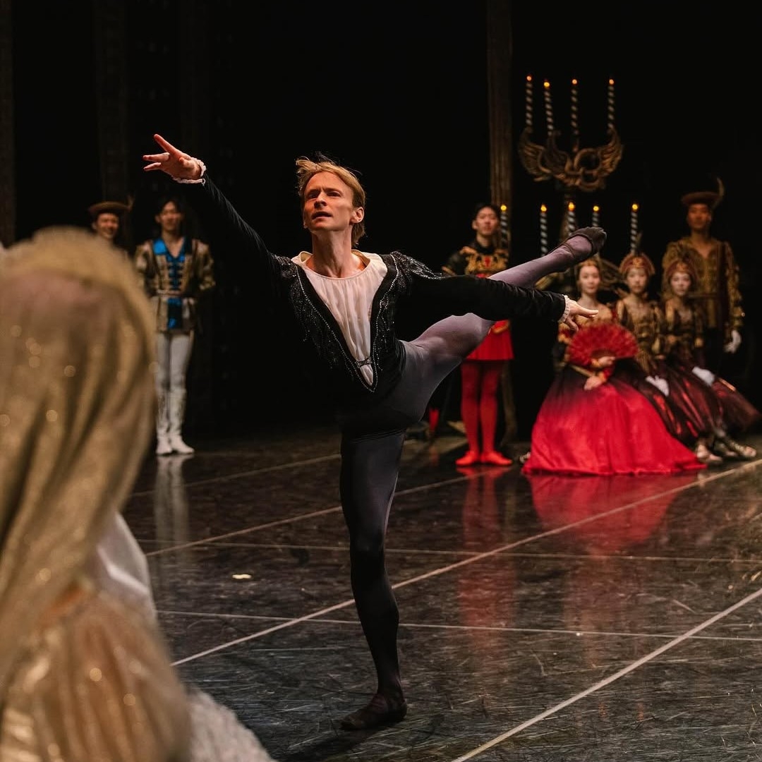 Daniil Simkin rehearses a scene from "Swan Lake. (Kim Lyeo-won/Universal Ballet)