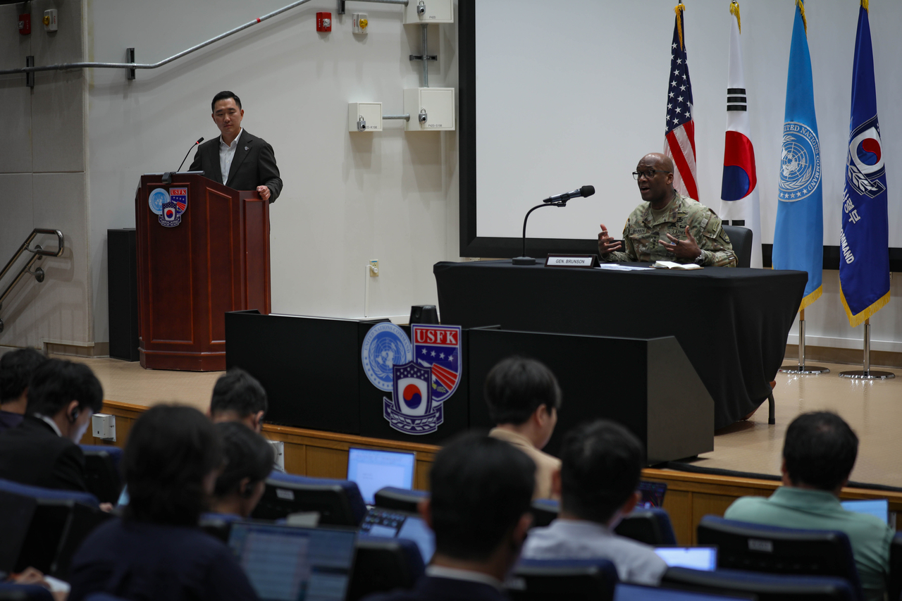 USFK commander Gen. Xavier Brunson (right), who also commands the South Korea-US Combined Forces Command and the United Nations Command, speaks during a press conference held at Camp Humphreys in Pyeongtaek, Gyeonggi Province, Friday. (United States Forces Korea)