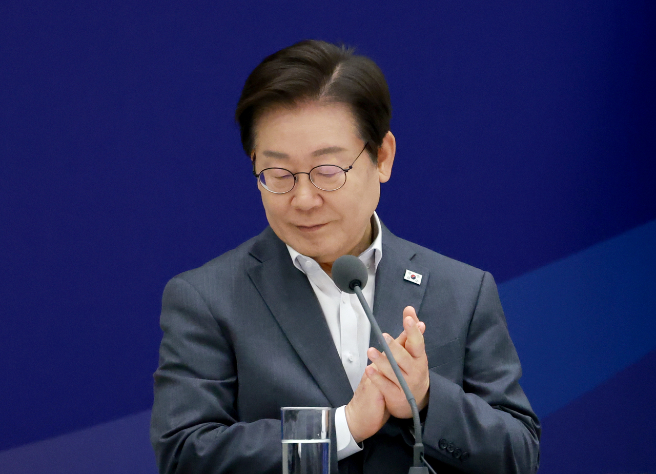 President Lee Jae Myung applauds during a meeting with mayors of metropolitan cities and provincial governors at the presidential office in Seoul on Aug. 1. Yonhap