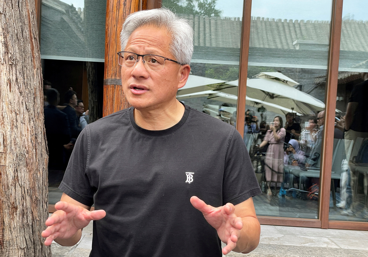 지난 7월 16일(현지시간) 젠슨 황 엔비디아 최고경영자(CEO)가 중국 베이징의 한 호텔에서 언론에 발언하고 있다. [로이터]