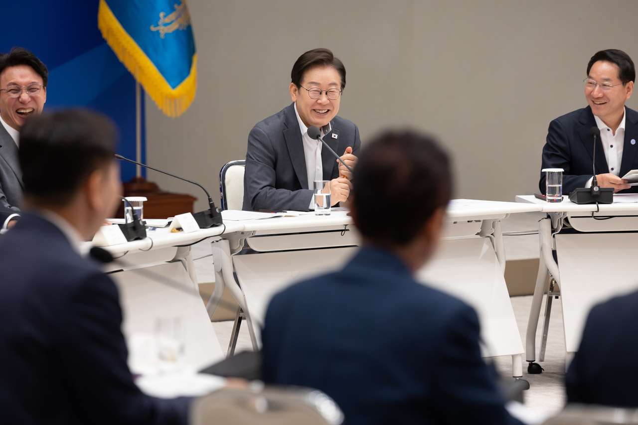 President Lee Jae-myung holds a meeting with provincial governors at the Presidential Office in Yongsan, Seoul, on August 1, 2025. (Yonhap)