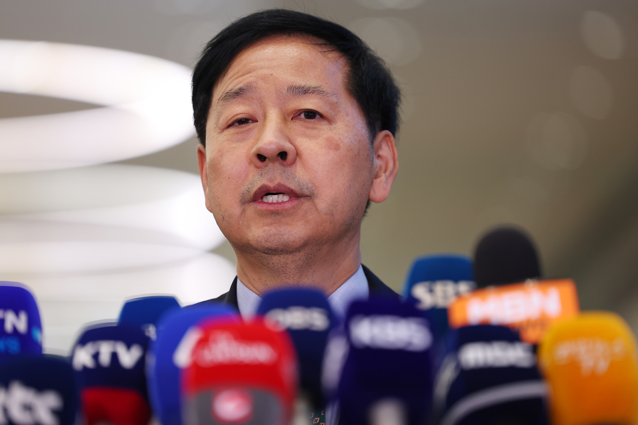 미국과의 무역협상을 마친 구윤철 부총리 겸 기획재정부 장관이 지난 1일 인천국제공항 제2여객터미널을 통해 귀국해 취재진 질문에 답하고 있다. [연합]
