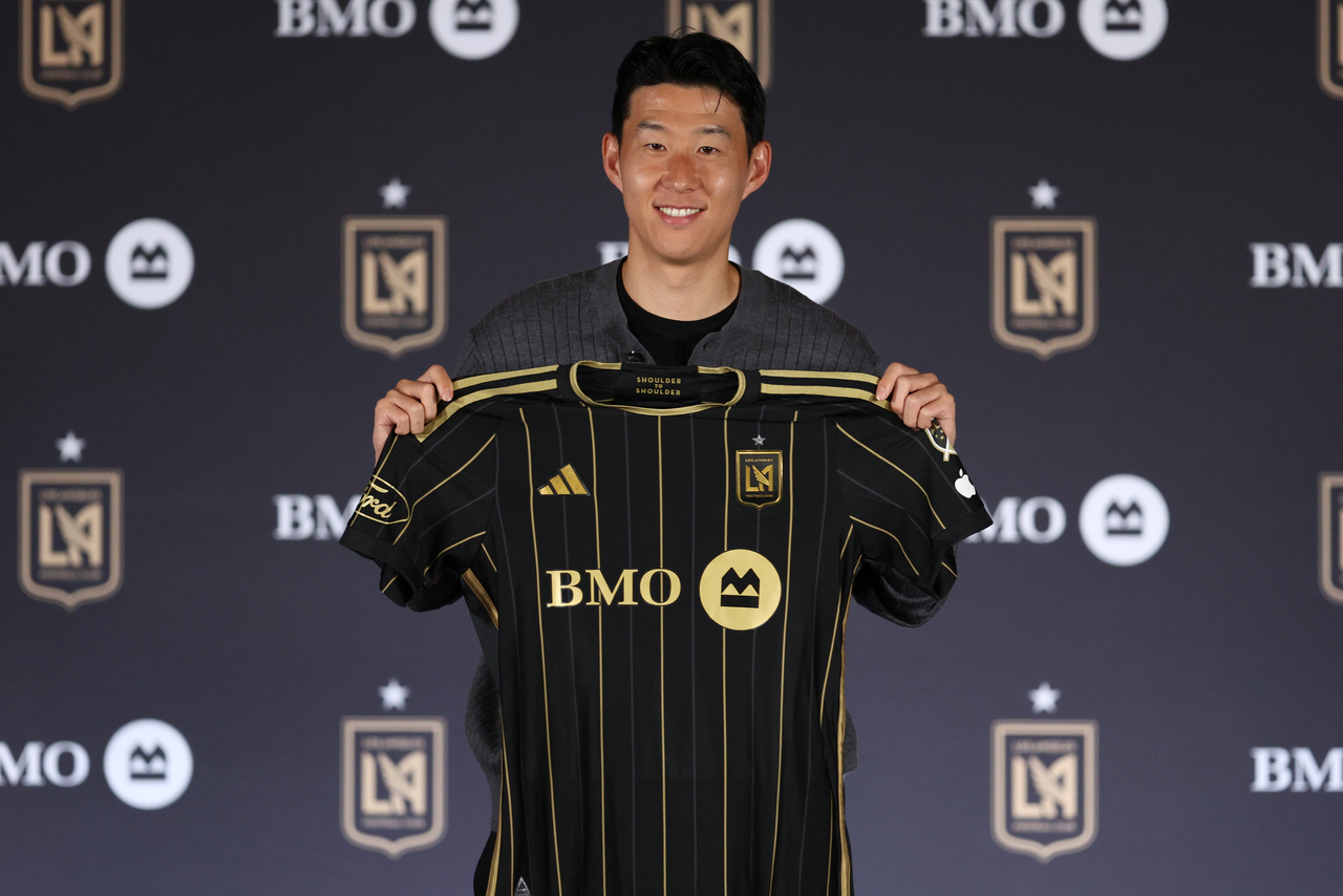 Son Heung-min poses for a photo with his jersey at a press conference held on August 6 at BMO Stadium in Los Angeles, California, to announce his signing with Los Angeles FC. (Provided by LAFC/ Yonhap News)