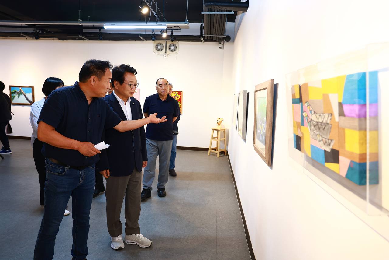 손병복 울진군수가 북면 주인 예술촌 전시실에서 열리는 보령시-울진군 미술 교류전시회를 참관하고 있다[울진군 제공]