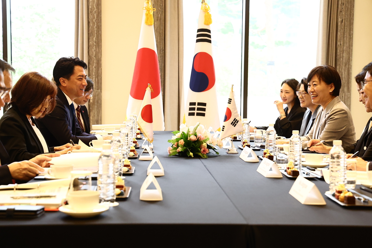 송미령(오른쪽 첫 번째) 농림축산식품부 장관과 고이즈미 신지로(왼쪽 두 번째) 일본 농림수산성 대신이 11일 인천에서 한중일 농업장관회의를 계기로 만나 양자회담을 진행했다.  [농림축산식품부 제공]