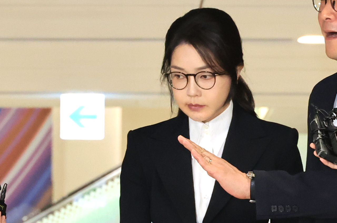 Former first lady Kim Keon Hee leaves a special counsel team's office in central Seoul after undergoing questioning over various corruption allegations on Wednesday. (Yonhap)