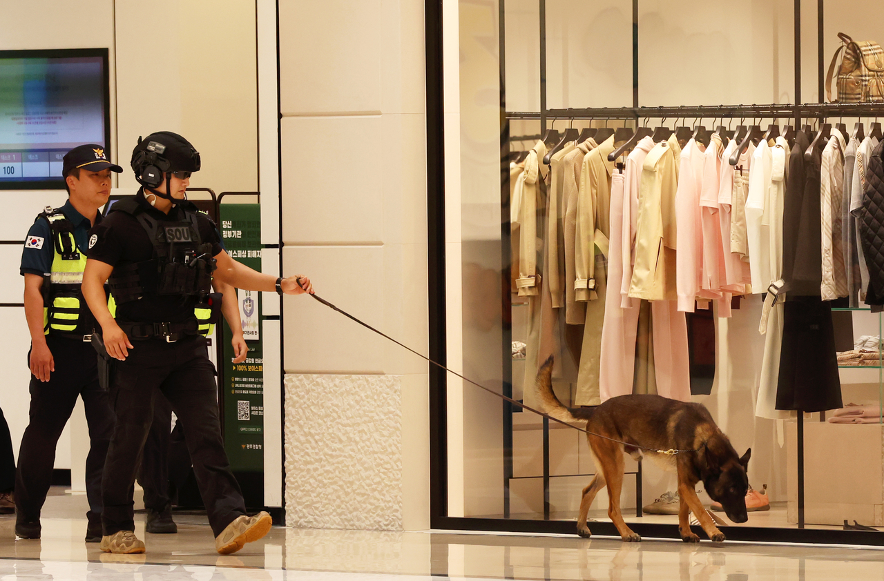 Special forces conduct a bomb search at a department store in Seo-gu, Gwangju, on Monday, after a report of a bomb threat was received that morning. (Yonhap)