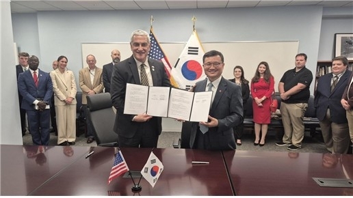 A photo shows Lee Keun-won (right), the head of the ministry's agency for KIA  Recovery and Identification, posing with Kelly McKeague, director of the US Defense POW/MIA Accounting Agency, after signing a revised agreement on Wednesday. (Ministry of National Defense of Korea)