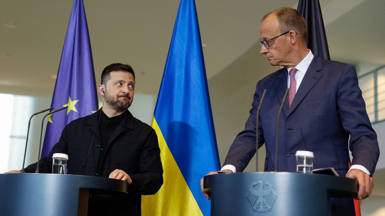 German Chancellor Friedrich Merz (right) and Ukrainian President Volodymyr Zelenskyy give a joint press conference at the Chancellery in Berlin on May 28.    AFP-Yonhap
