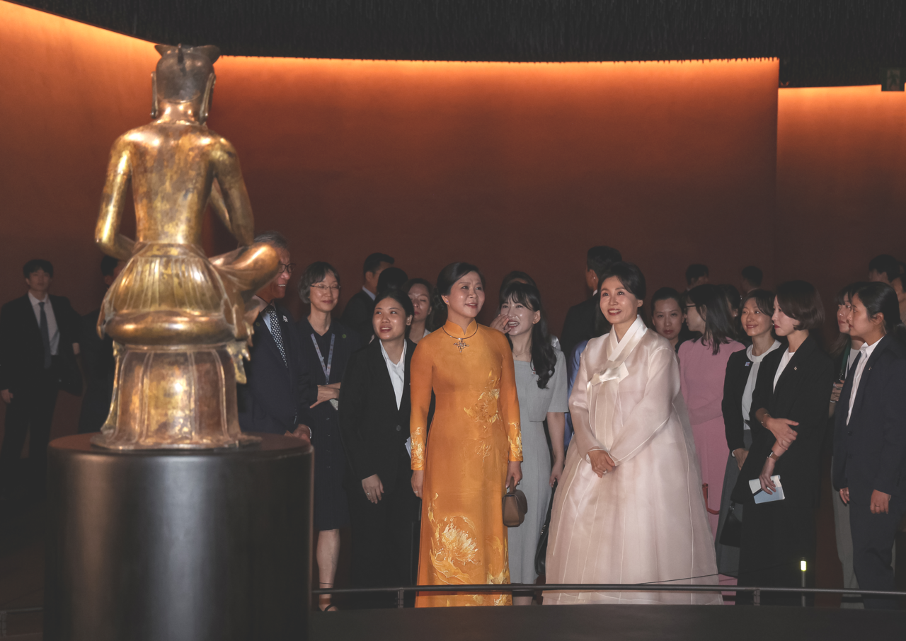 김혜경 여사(오른쪽)와 또 람 베트남 공산당 총비서의 배우자 응오 푸엉 리(가운데)가 월요일 서울 용산구 국립중앙박물관 사유의 방에서 반가사유상을 관람하고 있는 모습. (연합뉴스)