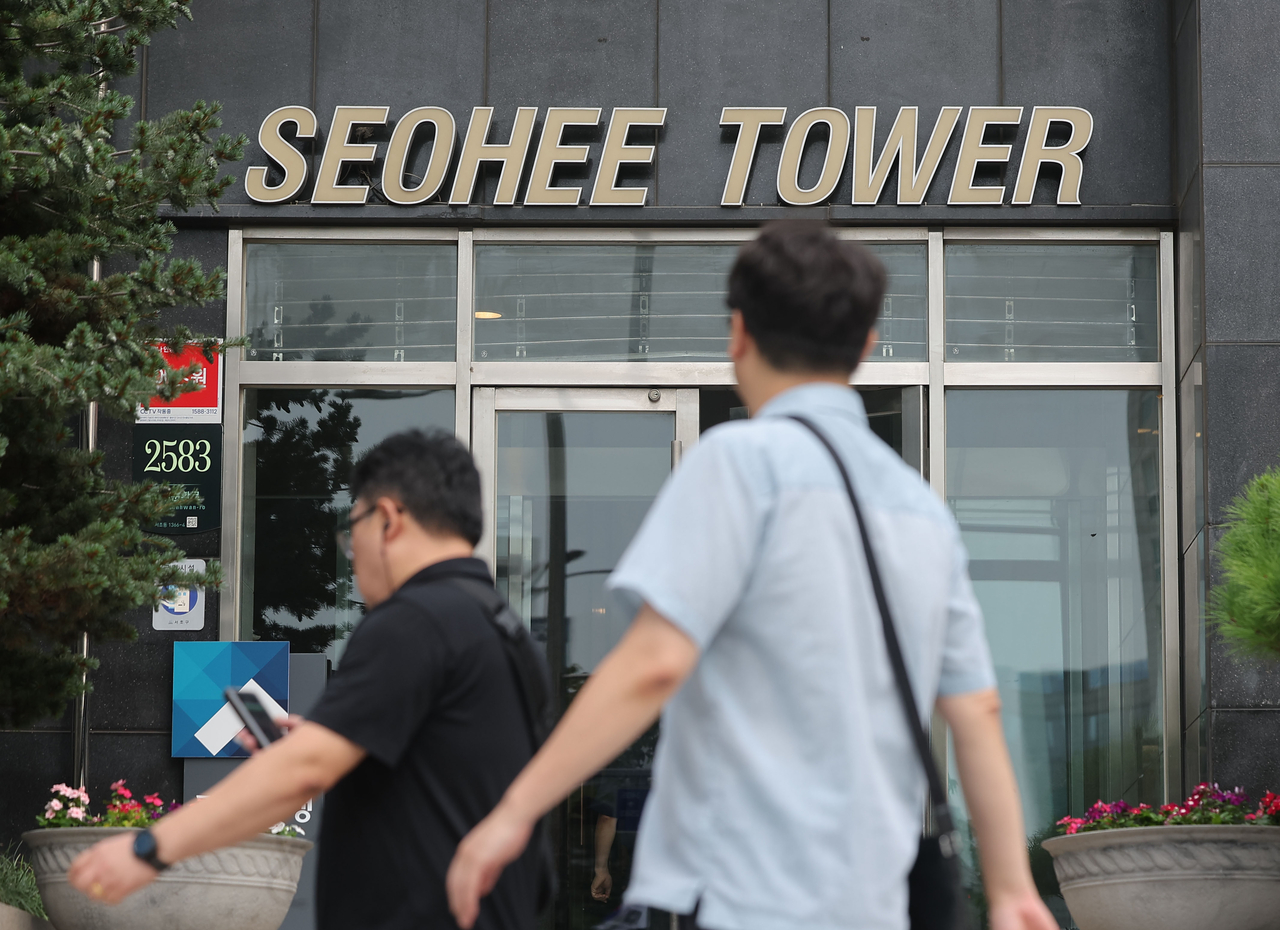 Members of a special counsel team conduct a search and seizure operation at Seohee Construction's headquarters in Seocho-gu, southern Seoul, Monday. (Yonhap)