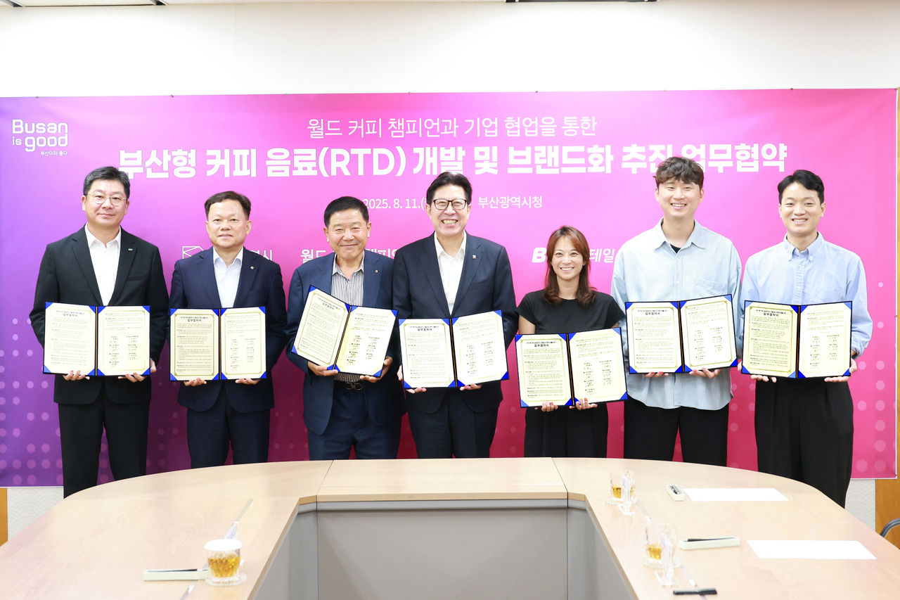 부산형 커피 음료(RTD) 개발 및 브랜드화 추진 업무협약을 체결한 뒤 참석자들이 기념촬영을 하고 있다. (사진 왼쪽부터) 민승배 BGF리테일 대표이사, 정춘호 GS리테일 부사장, 강래수 부산경남우유조합장, 박형준 부산시장, 전주연 모모스커피 공동대표, 추경하 모모스커피 QC팀장, 문헌관 먼스커피 대표. [부산광역시 제공]