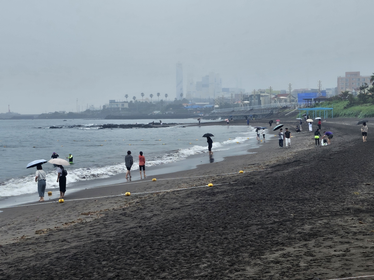 This photo of a beach on Jeju Island is not directly related to this article. (Yonhap)