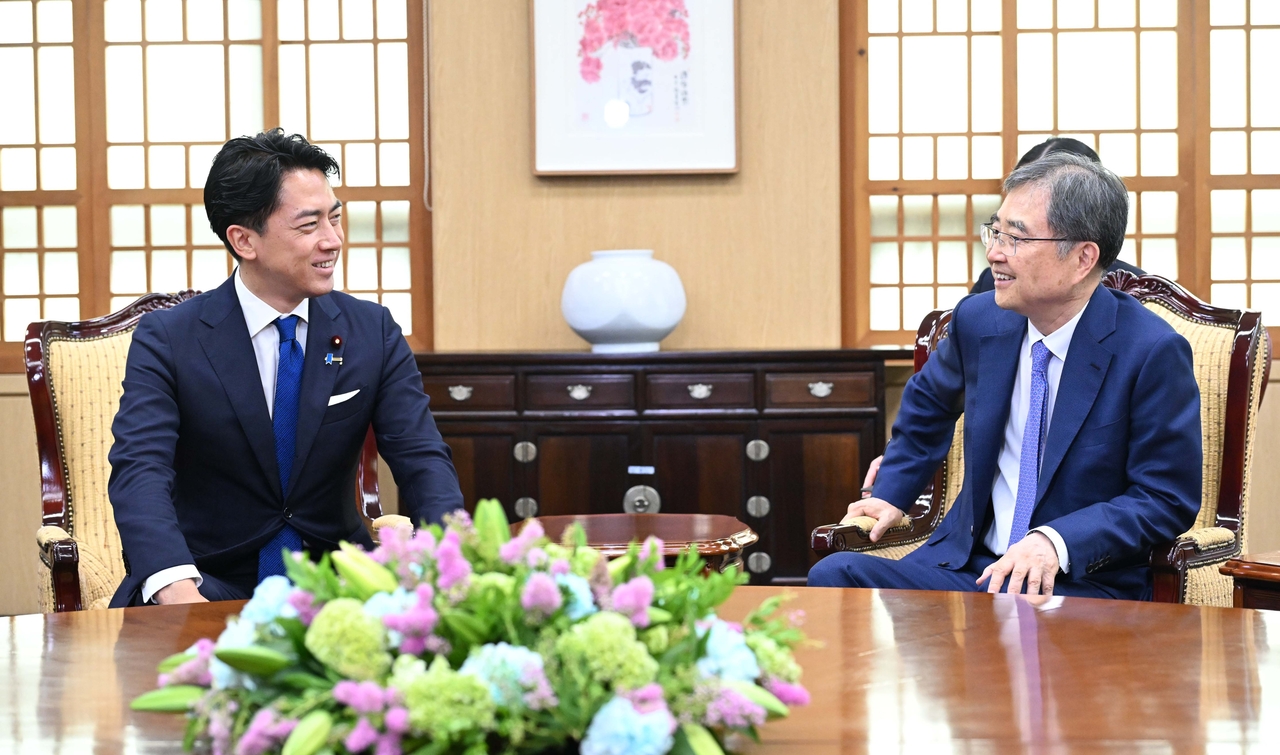 South Korean Foreign Minister Cho Hyun (right) holds talks with Japanese Minister of Agriculture, Forestry and Fisheries Shinjiro Koizumi at the Foreign Ministry building in Seoul on Monday. (Republic of Korea Ministry of Foreign Affairs)