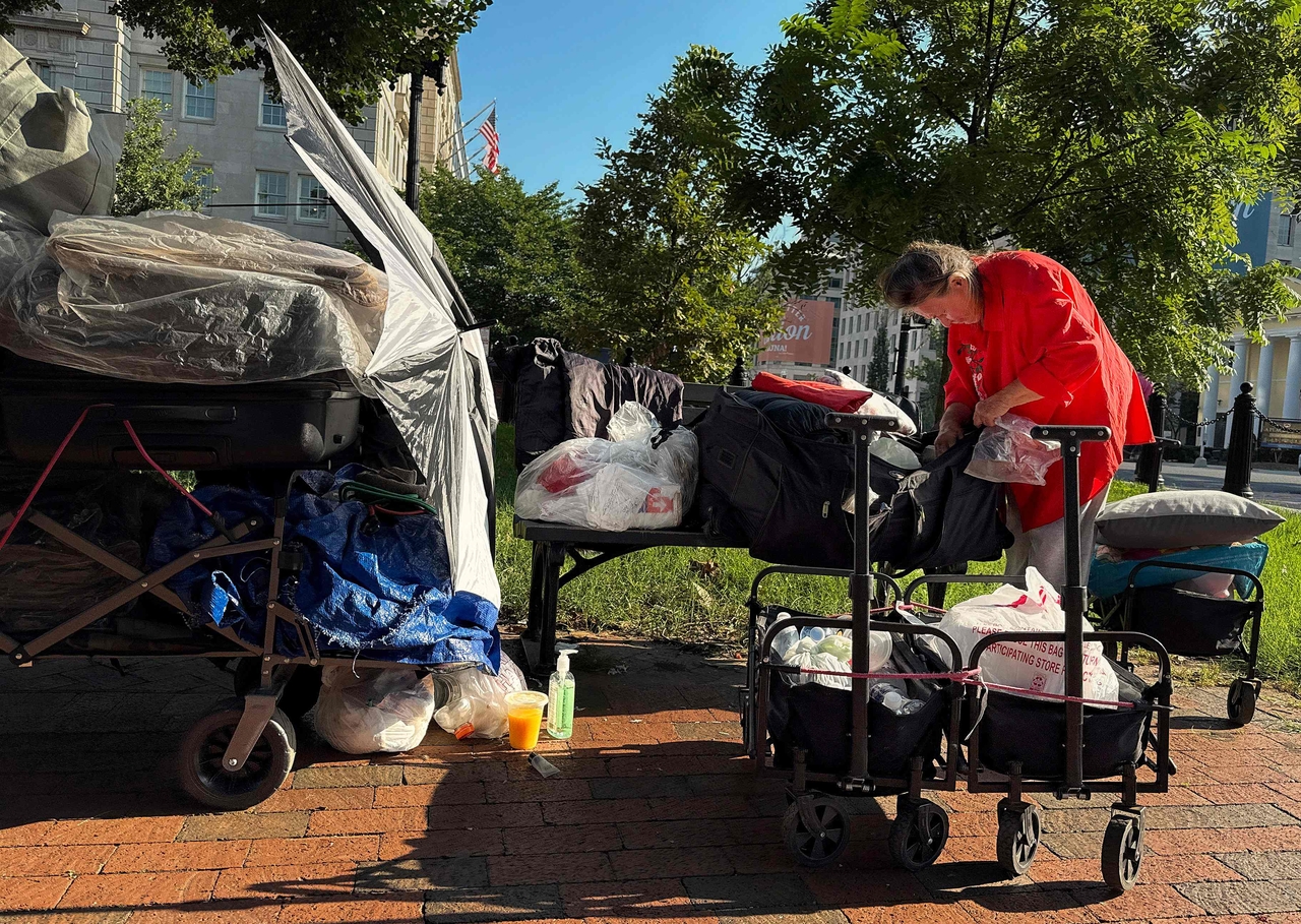 A homeless person rummages through their belongings, in Freedom Plaza in Washington, July 25.    (AFP-Yonhap)