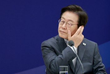 李대통령 국정지지율 56.5%…“취임 후 최저치”[리얼미터]