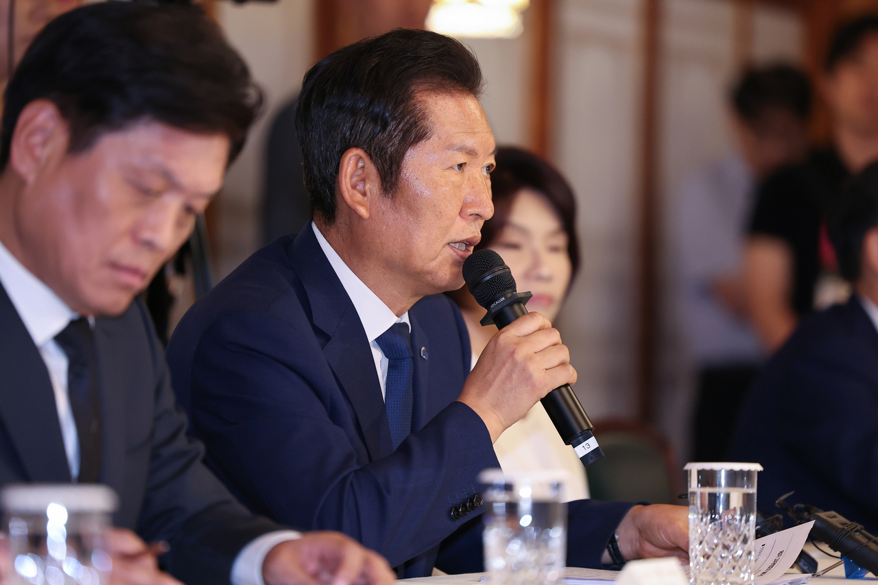 정청래 더불어민주당 대표가 10일 서울 종로구 삼청동 총리공관에서 열린 고위당정협의회에서 발언하고 있다. [연합]