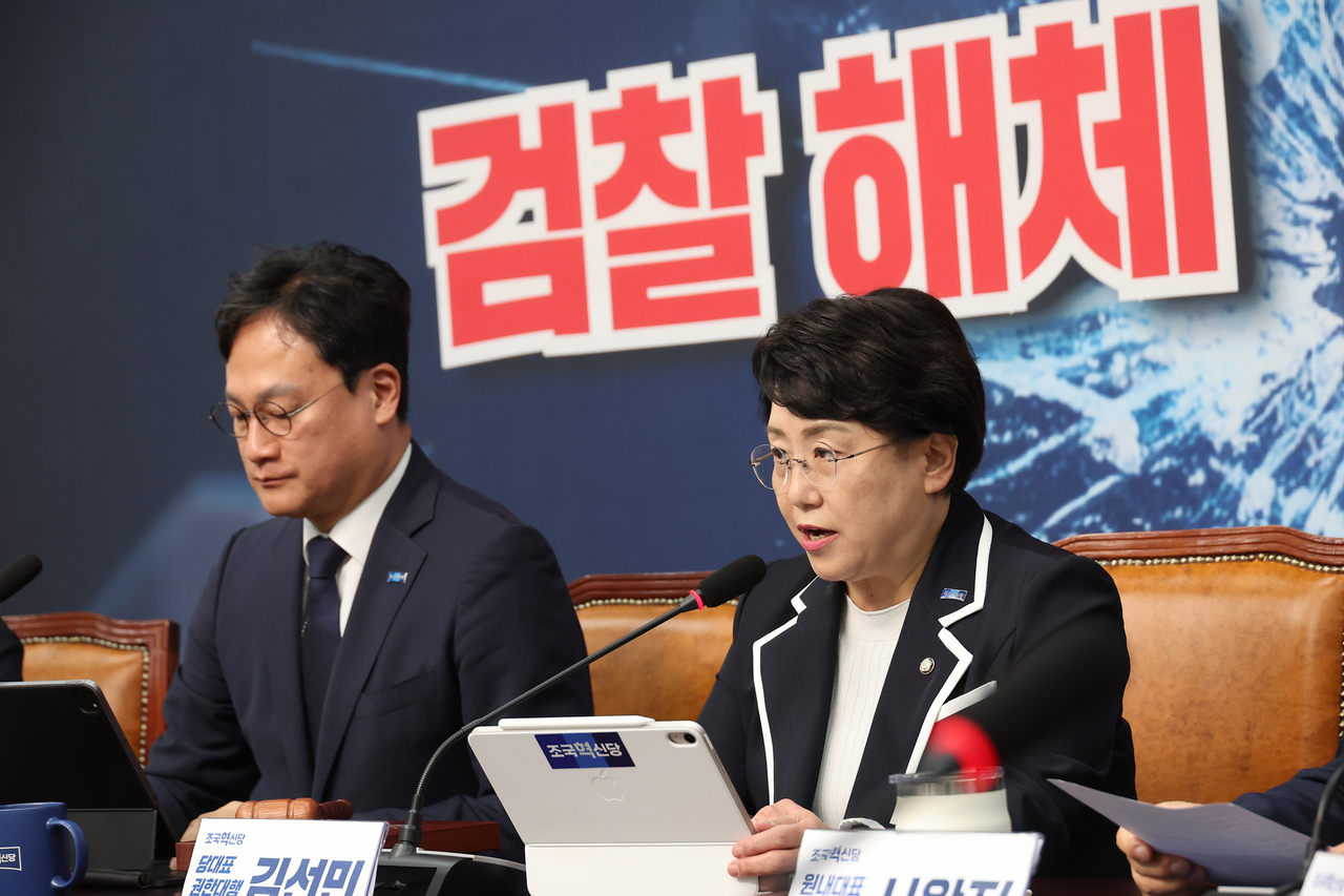 Rep. Kim Sun-min (right), acting leader of the Rebuilding Korea Party, speaks during a press conference at the National Assembly in Seoul, Monday. (Yonhap)
