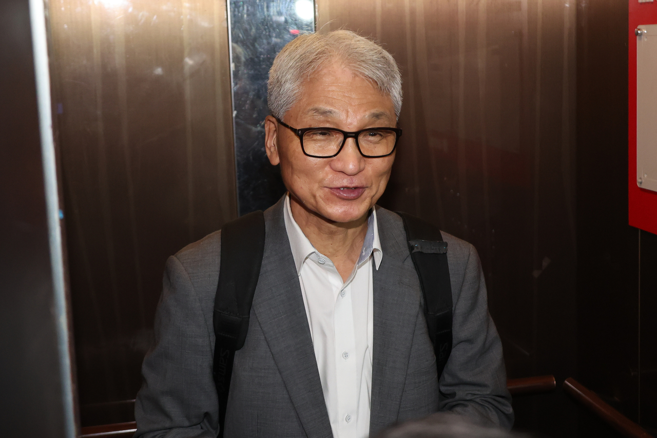 여상원 국민의힘 중앙토토사이트 악성코드원회 위원장이 11일 전한길씨에 대한 징계 여부를 논의하기 위해 열리는 중앙토토사이트 악성코드원회의를 주재하기 서울 여의도 당사 회의실로 향하고 있다. [연합]