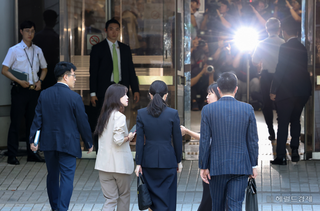 윤석열 전 대통령 부인 김건희 여사가 12일 오전 서울 서초구 서울중앙지법에서 열린 구속 전 피의자 심문(영장실질심사)에 출석하고 있다. 임세준 토토사이트 사라짐