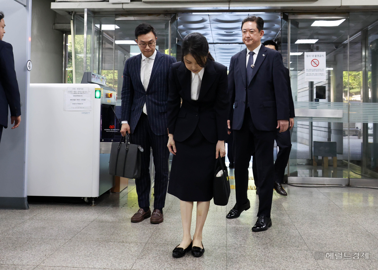윤석열 전 대통령 부인 김건희 여사가 12일 오전 서울 서초구 서울중앙지법에서 열린 구속 전 피의자 심문(영장실질심사)에 출석하고 있다. 임세준 토토사이트 사라짐