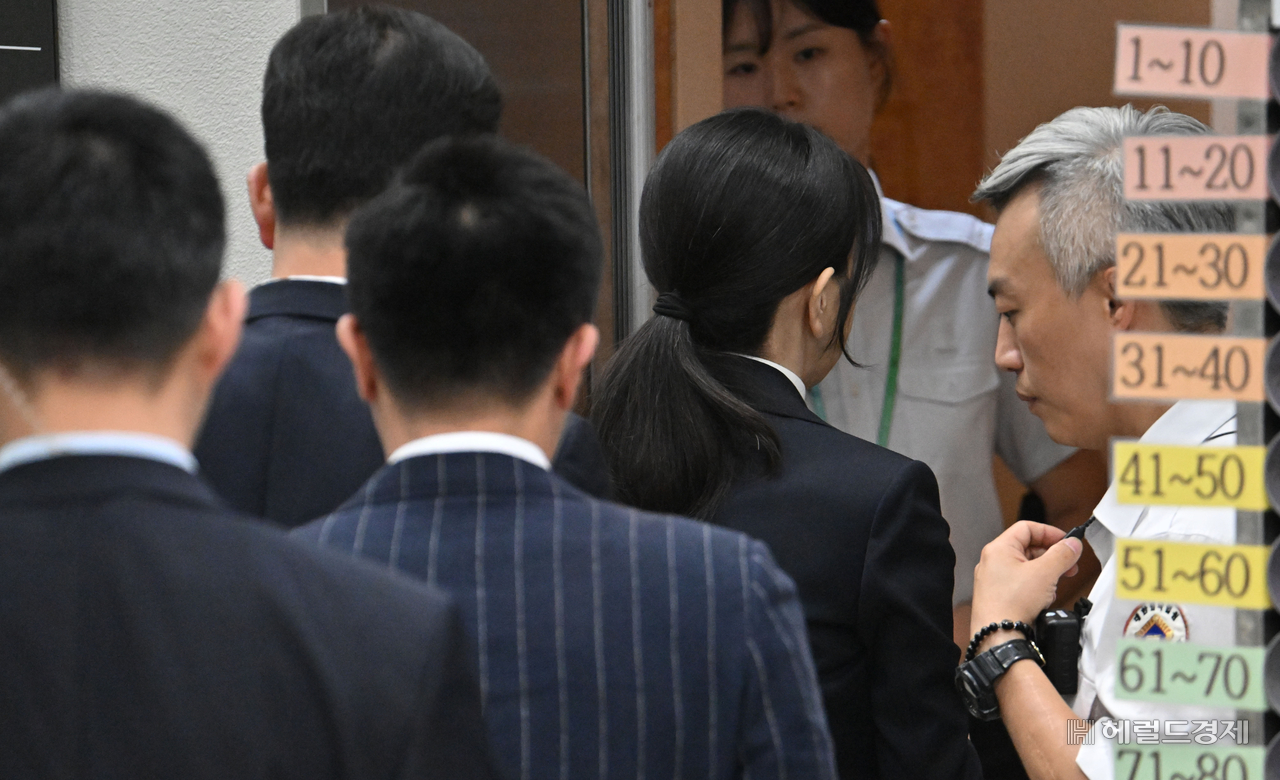 윤석열 전 대통령 부인 김건희 여사가 12일 오전 서울 서초구 서울중앙지법에서 열린 구속 전 피의자 심문(영장실질심사)에 출석하고 있다. 임세준 토토사이트 사라짐